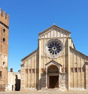 一座古老的教堂,旁边有一栋建筑,旁边有一座钟楼