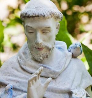 肩上站着一只鸟的男人雕像