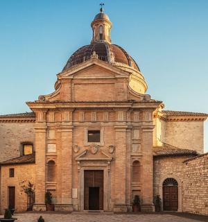 一座顶部有钟楼的老建筑