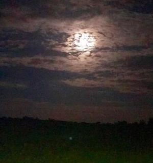 úplněk na zatažené obloze v noci