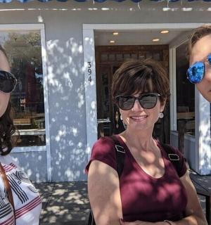 muž a dvě ženy mají sluneční brýle