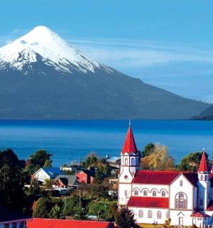 město s horou v pozadí a městečko s kostelem