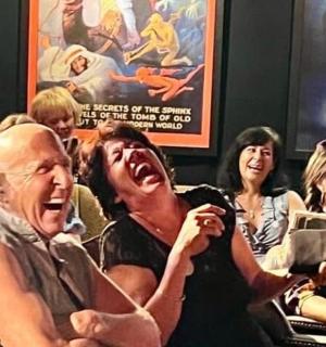 skupina lidí sedících v kině