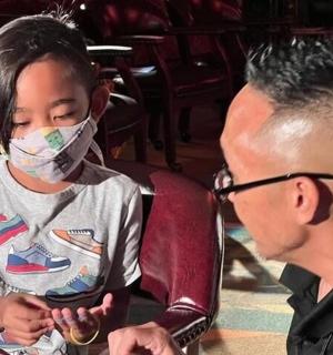 muž se dívá na malého chlapce s rouškou