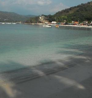 ein verschwommenes Bild von einem Strand mit dem Meer