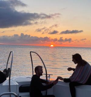 grupa ludzi siedząca na łodzi na wodzie