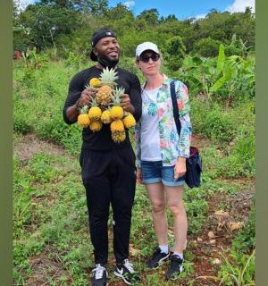 muž a žena držící hrozen ovoce