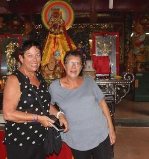 dvě starší ženy stojící před chrámem