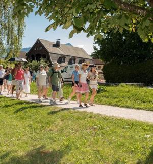 група људи која хода тротоаром