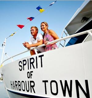 muž a žena na lodi ve vodě