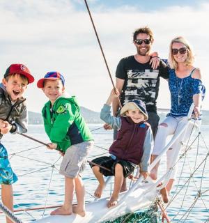 un grup de persones en un vaixell a l'aigua