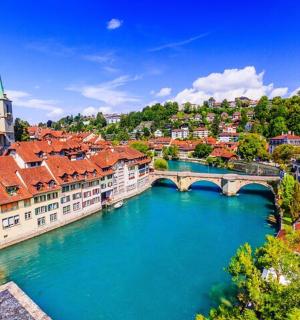 河流景观、建筑物和桥梁