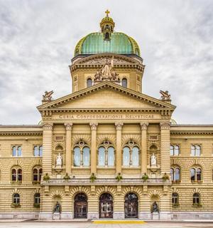 一座顶部有圆顶的大楼