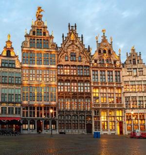 a large building with many windows in a city