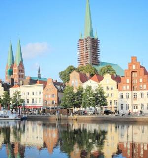 有河流和建筑物的城市景观