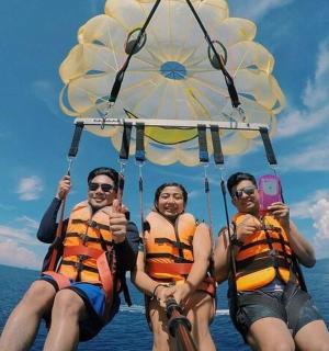 三个穿着救生衣的人在水中的船上