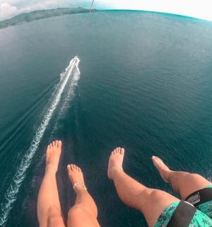 两个人躺在水中的船上