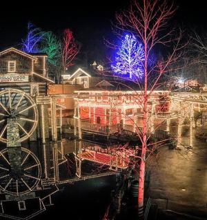 带有摩天轮和圣诞灯的圣诞装饰