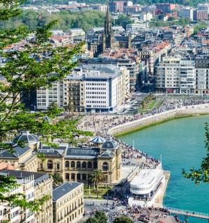 vaade linnale koos jõe ja hoonetega