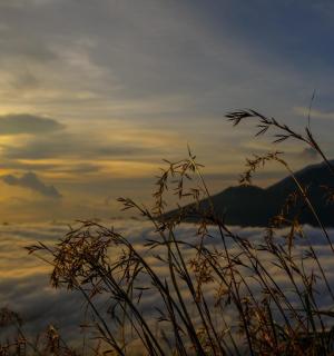 พระอาทิตย์ตกเหนือทะเลเมฆและภูเขา