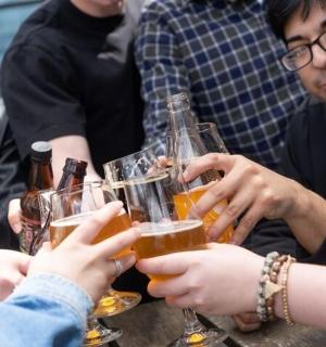 一群人举着啤酒杯