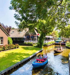 一群人乘船沿河而下