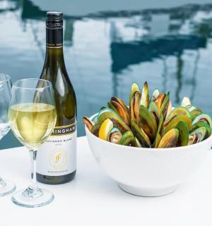 一瓶酒、一碗意大利面和两杯