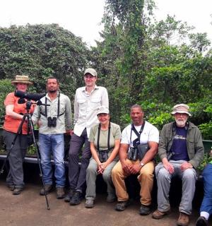 一群人正在摆姿势拍照