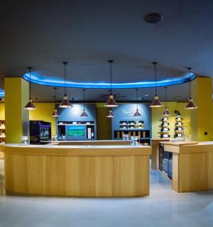 有柜台和酒吧的餐厅