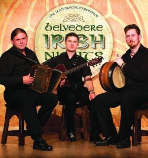 三个男人坐在椅子上,手里拿着乐器