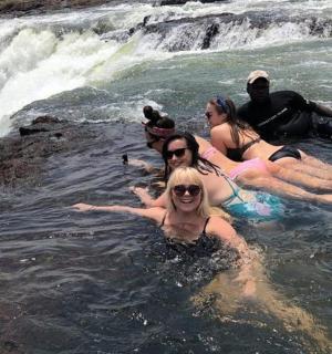 瀑布附近水中的一群人