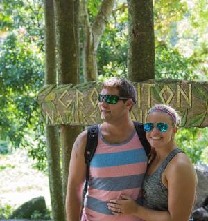 一名男子和一名女子站在标志牌前