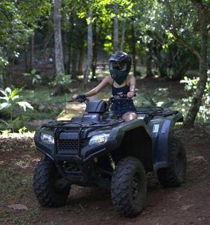 un nen petit muntant un quad al bosc