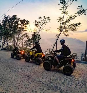 一群人在路上骑着四轮摩托车