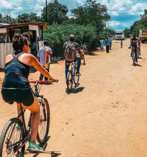 一群人骑着自行车沿着土路行驶