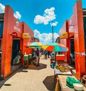 一群人撑着伞在市场里走来走去