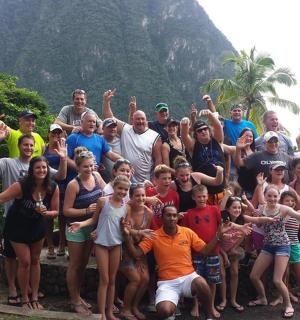 一群人在山前摆姿势拍照