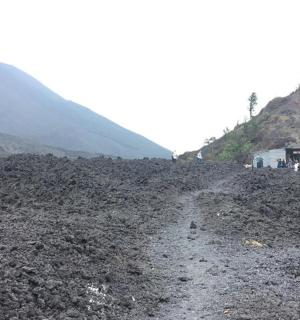 站在岩石山顶上的小女孩