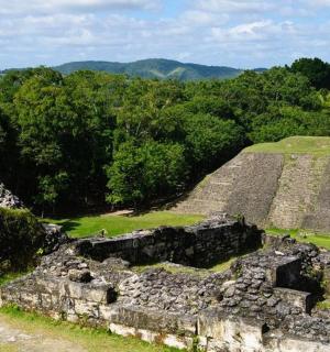 山坡上的一栋老建筑