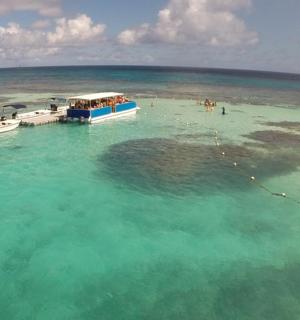 dvě lodě ve vodě v oceánu