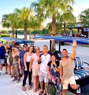 skupina lidí stojících před autem