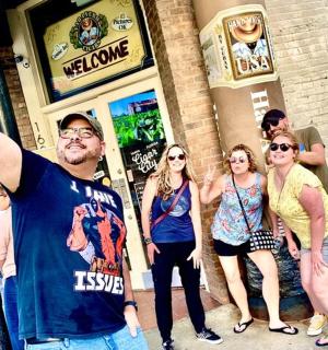 skupina lidí stojících před budovou