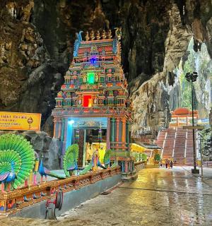 洞穴中的寺庙，前面有一座建筑