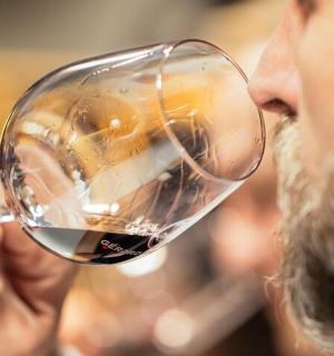 一名男子正在喝酒