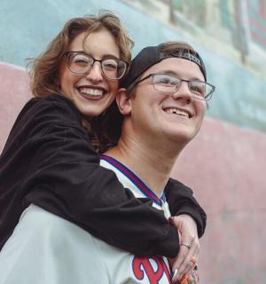 一男一女正在摆姿势拍照