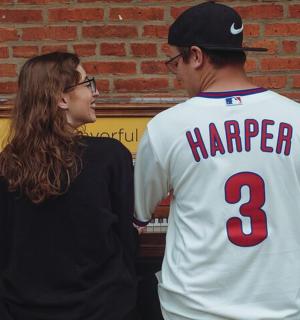 一男一女站在钢琴旁边