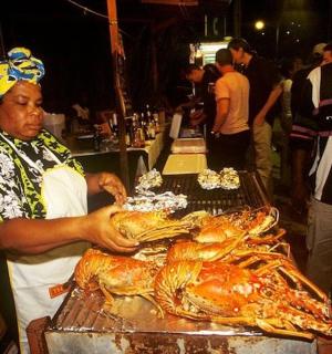 一名男子正在烤架上准备火鸡