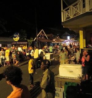 夜晚站在街上的一群人