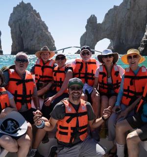 船上穿着救生衣的一群人