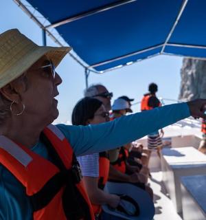 一位戴帽子的女人在船上